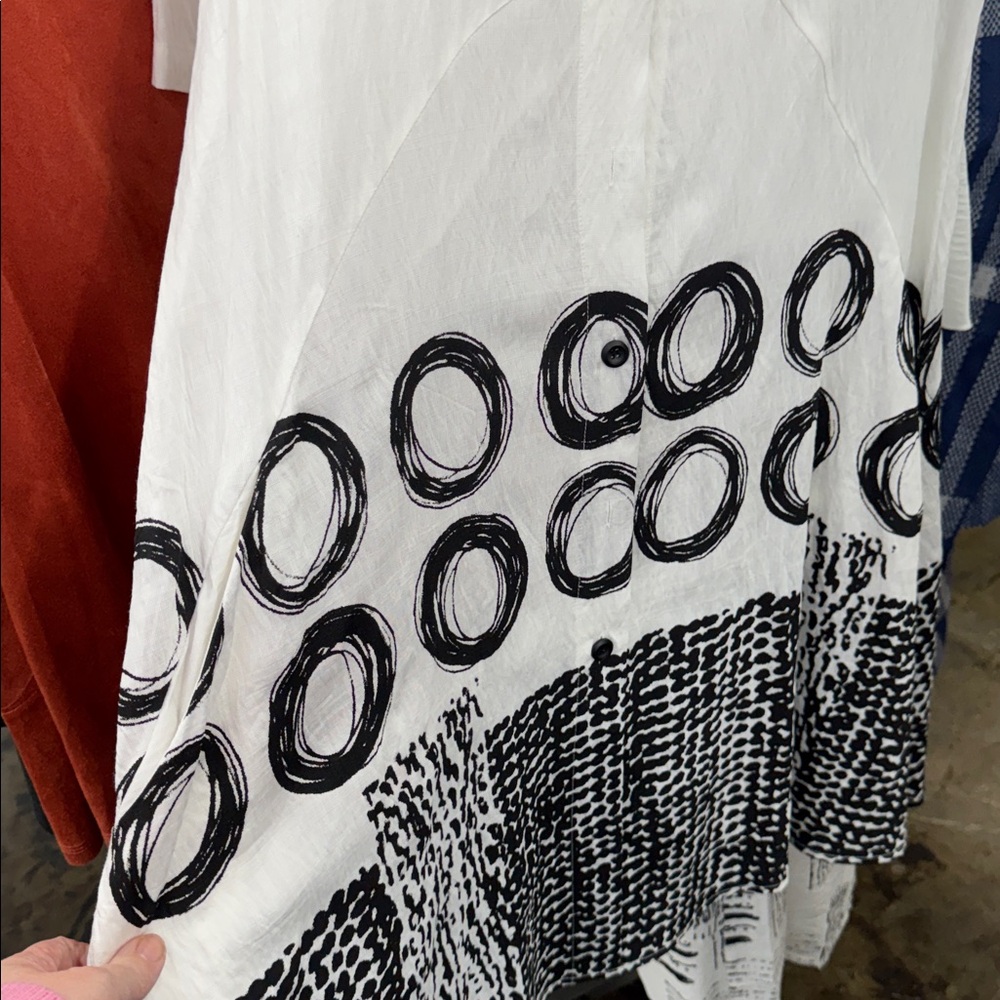 Chic White and Black Circle Dress - Picture 4 of 6